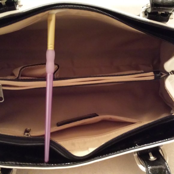 Black and White Handbag - Picture 4 of 4